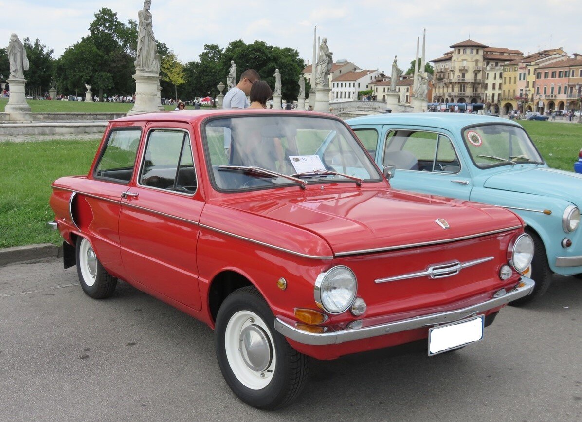 На фото все два "Запорожца" и в том же цвете которые были у моего Отца.