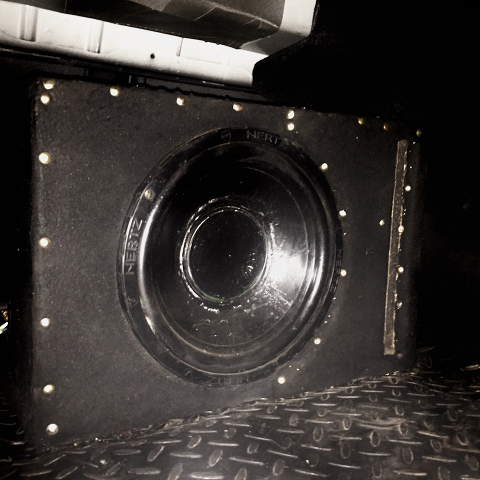 На перед, за косарь на авито, практические новые, JBL 602e 16см. 45w/135w живут кстати до сих пор, но уже в задних дверях, но с тем же питанием(не секрет что на задние дины штатка выдаёт в 2 раза меньше мощности) (Для установки использовался родной подиум штатных дин). Звук чистый и объёмный.