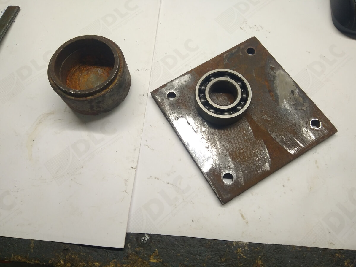 Материал для плиты, подшипник для подгонки размеров — в дальнейшем поставлен новый и закрытый.