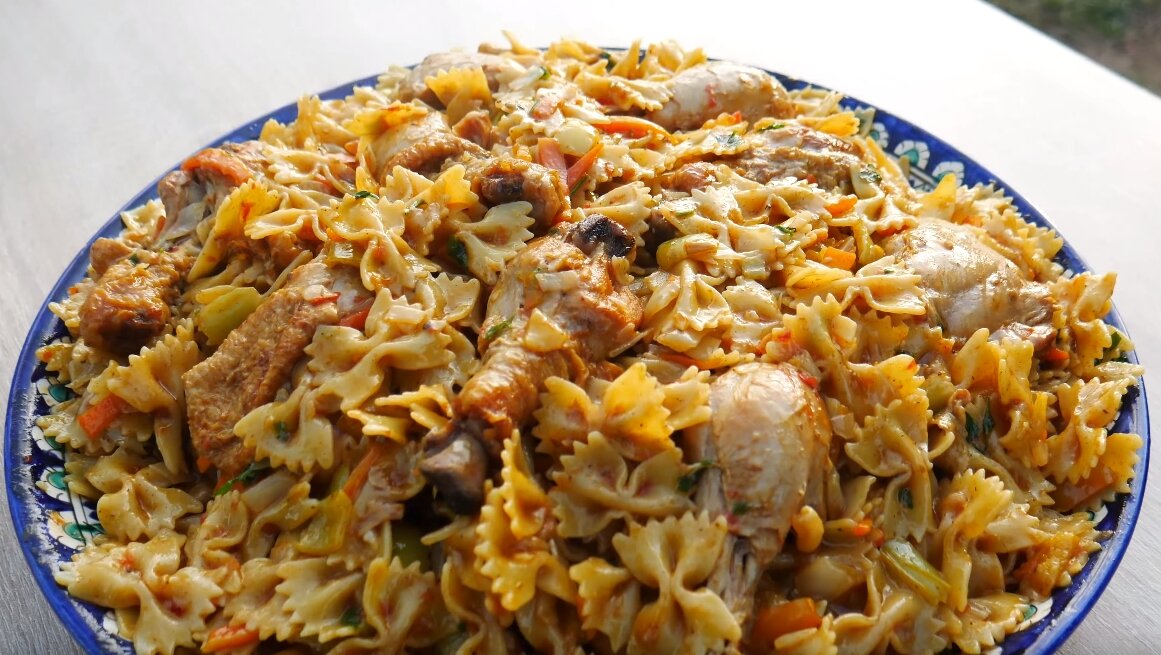 Фото: готовое блюдо с курицей и макаронами.