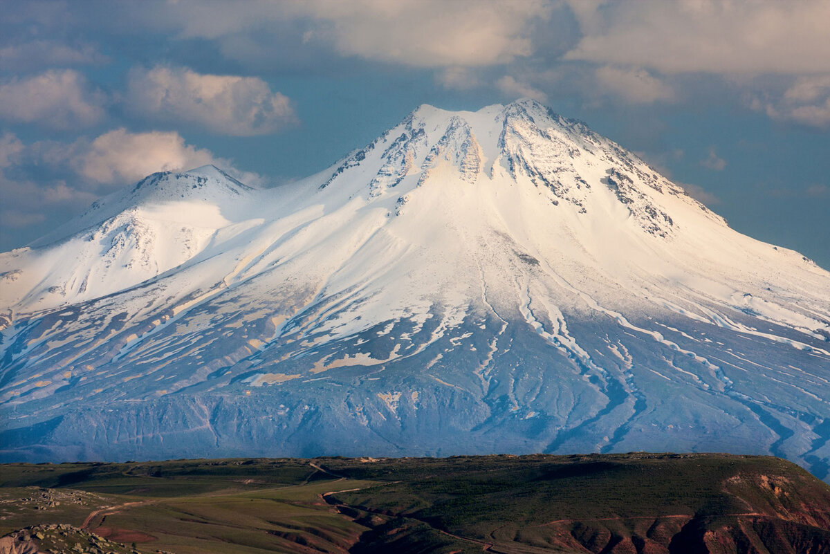 Арарат гора где находится на чьей. Гора Арарат Турция. Гора Масис со стороны Турции. Гора Арарат со стороны Турции. Гора Арарат извержение.