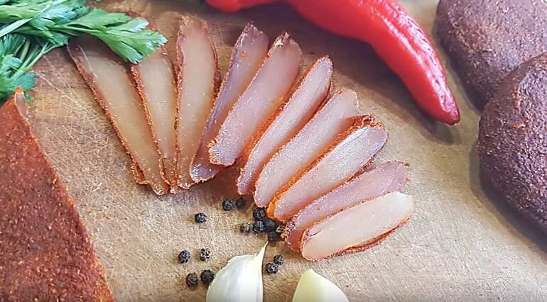 бастурма из грудки. бастурма куриная. куриная грудка бастурма рецепты. бастурма из куриной грудки. бастурма армянская.