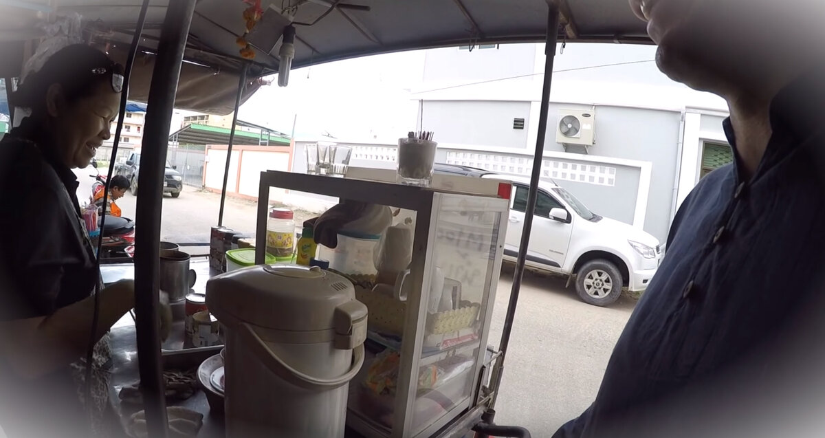 Покупаю кофеёк в моем любимом месте у приветливой тайки