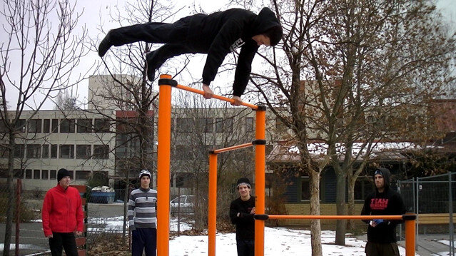 Еще одним важным этапом подготовки будет поиск партнера для воркаута. Хорошо, если это будет Ваш товарищ, перед которым можно чувствовать максимально раскованно во время занятий. Это необходимо для дополнительной мотивации. Работа в паре поможет нивелировать риск пропуска тренировочных дней. Если, по какой-либо причине, у вас нет возможности найти партнера по спорту, отличной мотивацией будет служить собственная музыка. Ваш плейлист должен быть наполнен энергичными композициями, которые вызывают у вас «мурашки». Это добавит уверенности, повысит содержание адреналина в крови. Такое состояние будет буквально «тащить» Вас на спортивную площадку. Вы получите нужную мотивацию при выполнении упражнений. На сегодняшний день доказано, что прослушивание любимой музыки увеличивает содержание адреналина в крови, что позволяет увеличить собственные спортивные достижения на 20%.