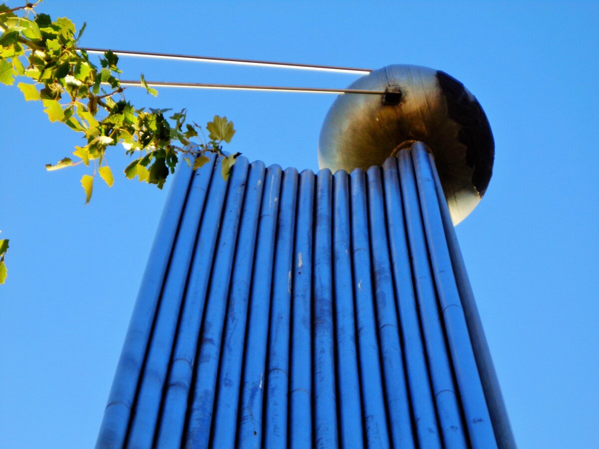 Памятник Первому Спутнику на космодроме Байкoнур