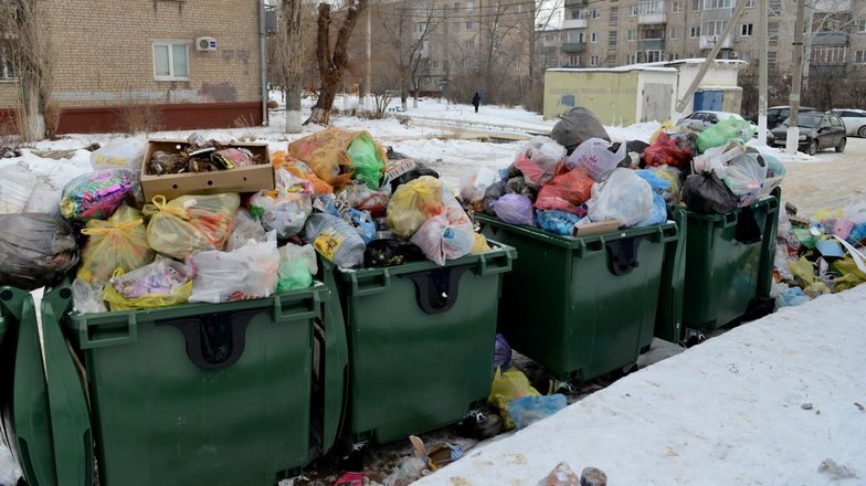 Мусорные контейнеры одного из дворов России.