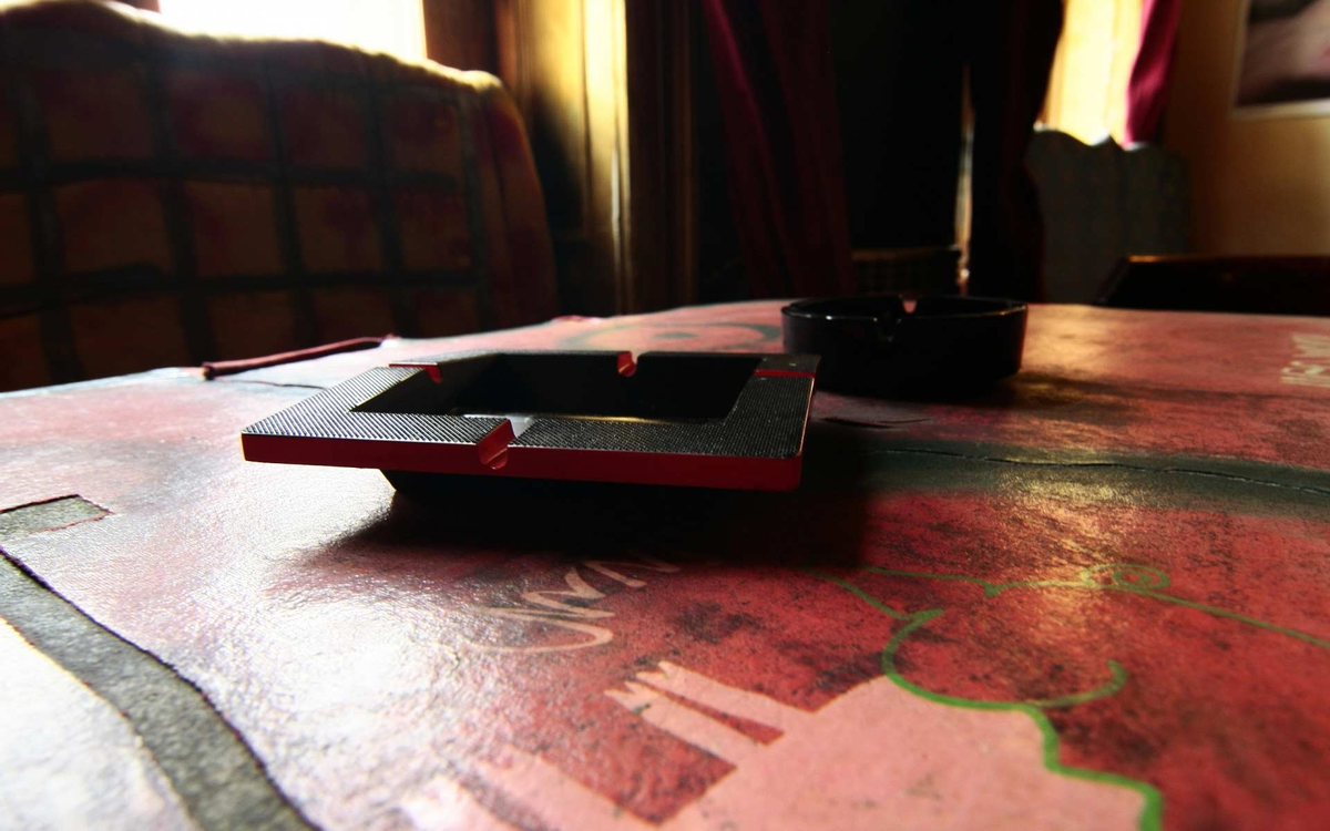 Взгляд упирался в стол