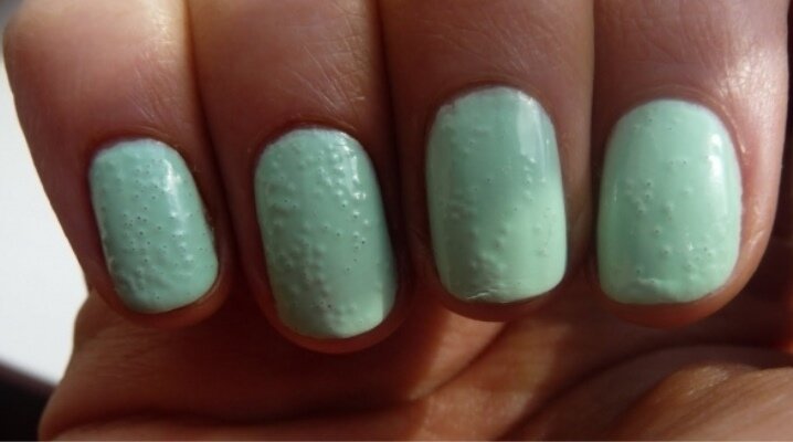 Примерно так выглядел мой маникюр после первого визита салона красоты "ЦирюльникЪ". Изображение с сайта Яндекс. Картинки