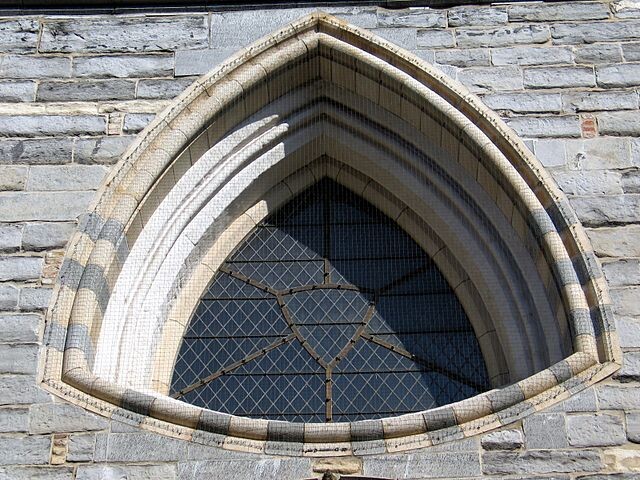 Автор LEMeZza https://ru.m.wikipedia.org/wiki/%D0%A4%D0%B0%D0%B9%D0%BB:Reuleaux_triangle_shaped_window_of_Onze-Lieve-Vrouwekerk,_Bruges.jpg доступен по лицензии Creative Commons Attribution-Share Alike 3.0 Unported
