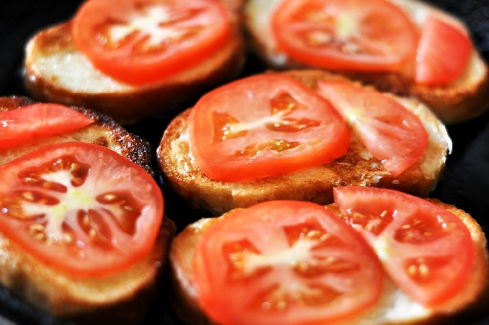 Бутерброды в духовке с колбасой помидорами. Гренки с помидорами. Бутерброды на гренках с помидорами. Гренки с помидорами и сыром. Французские бутерброды с помидорами.