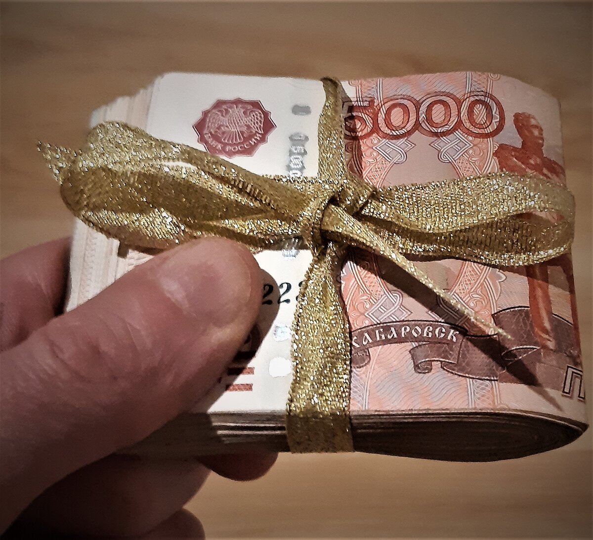 Подарки денежные призы. Денежный подарок. Оригинальный денежный подарок. Оригинальный подарок из купюр. Денежный подарок на юбилей.