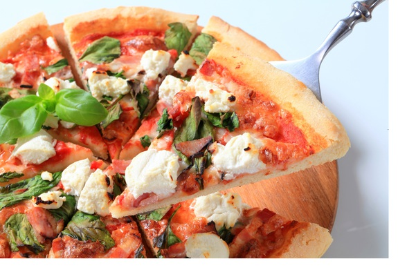 Идеальная начинка украшает тесто словно корона. Вкусный томатный соус, нежные овощи, ломтики мяса, ароматные травы и аппетитно тянущийся плавленный сыр.. Так умеют готовить не только итальянцы. Учитывайте некоторые тонкости и ваша пицца произведет настоящий фурор! 
1. Грибы или лук не стоит класть в начинку свежими, так как они содержат много влаги, которая выходит при тепловой обработке. Из-за чего тесто размокает, а сами овощи высушиваются. Чтобы этого не случилось, предварительно слегка обжарьте овощи на сковороде и затем выложите на тесто. Также стоит поступить со шпинатом, иначе он тоже высохнет. Прогрейте его на сухой сковороде или на сливочном масле до мягкости.

2. Вместо обычных помидоров лучше использовать черри или сливовидные, они не дадут много сока.

3. Для соуса лучше всего использовать консервированные рубленые томаты в собственном соку, а не кетчуп или готовый томатный соус. Они не содержат ничего лишнего, к тому же имеют нейтральный вкус – идеальная основа для соуса. Переложите их из банки в сито и дайте лишней жидкости стечь, затем измельчите в пюре и добавьте специй. Достаточно щепотки прованских трав, немного оливкового масла, соли и перца. Ваш идеальный соус для пиццы - готов.

4. Используйте правильную моцареллу. Обычная нежная моцарелла содержит слишком много влаги, так как хранится в рассоле. Ею можно украсить готовую пиццу. Если же вы хотите, чтобы сыр красиво расплавился во время запекания и аппетитно тянулся, а корж остался хрустящим, возьмите моцареллу для пиццы. Она более плотная и сухая. Натрите сыр на крупной терке и щедро посыпьте начинку.

5. Некоторые ингредиенты лучше добавлять в пиццу уже после запекания. Например, базилик или руккола украсят пиццу яркими ароматами только будучи в свежем виде. Выложите их на горячую свежеиспеченную пиццу и сразу же подавайте. Пармскую ветчину, хамон или прошутто тоже лучше оставить в натуральном виде, при запекании они потеряют текстуру и тонкий вкус.