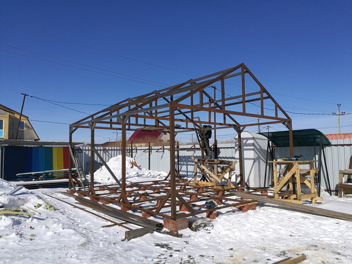 Облегченные опоры и Металлокаркас для сэндвич-панелей. Фото с сайта "Профпанель.рф"