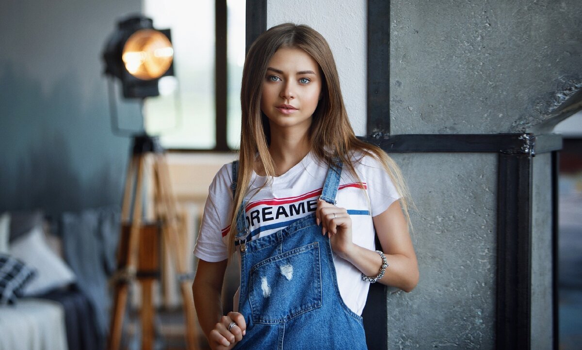 Девушка в джинсовке