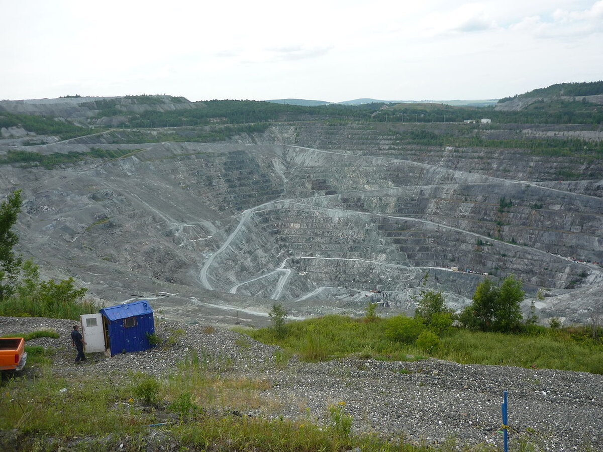 Асбестовый карьер в черте города (Wikipedia)