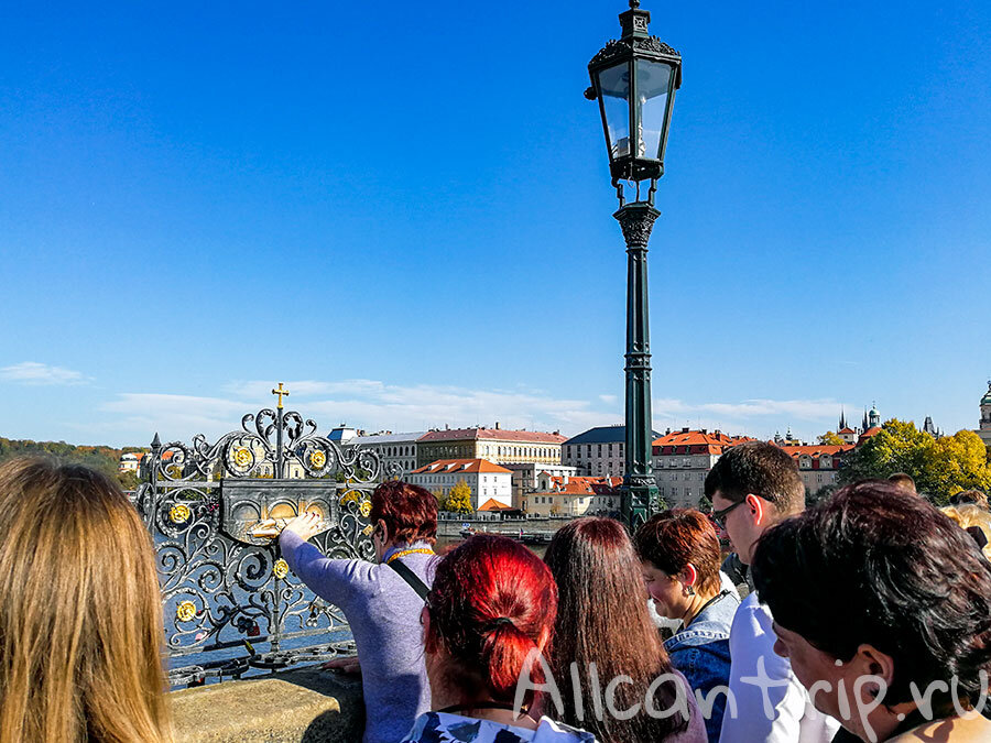 Видит окрестности. Туристы на мосту. Место в Праге где загадывают желания.