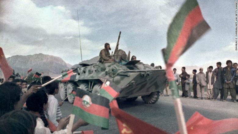 Россия начала вывод своих войск из Афганистана в конце 1980-х годов.