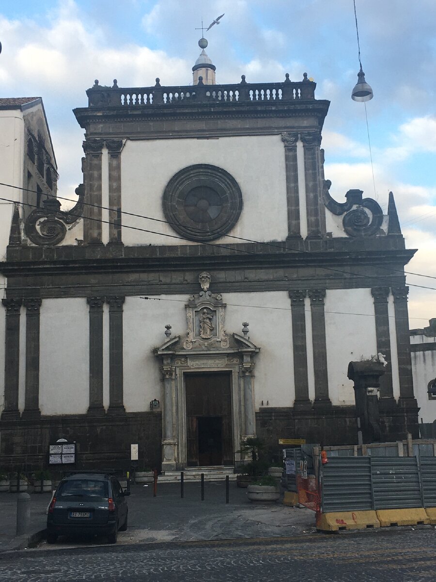 Вход в Церковь со стороны замка.