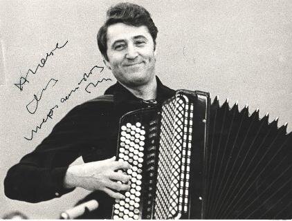 Замуж Людмила Зыкина вышла в 1951, когда ей было 22 года. Первым мужем певицы был Владлен Позднов – инженер автомобильного завода им. Лихачева. Люда в те годы работала в русском народном хоре им.-3