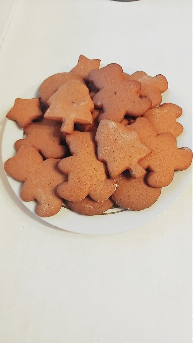 Домашние пряники очень вкусные. Их модно украсить глазурью, а можно оставить как есть