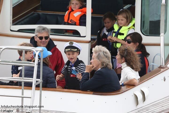 Пока Уильям и Кейт были на дипломатическом приеме, с их детьми сидела мама Кейт
