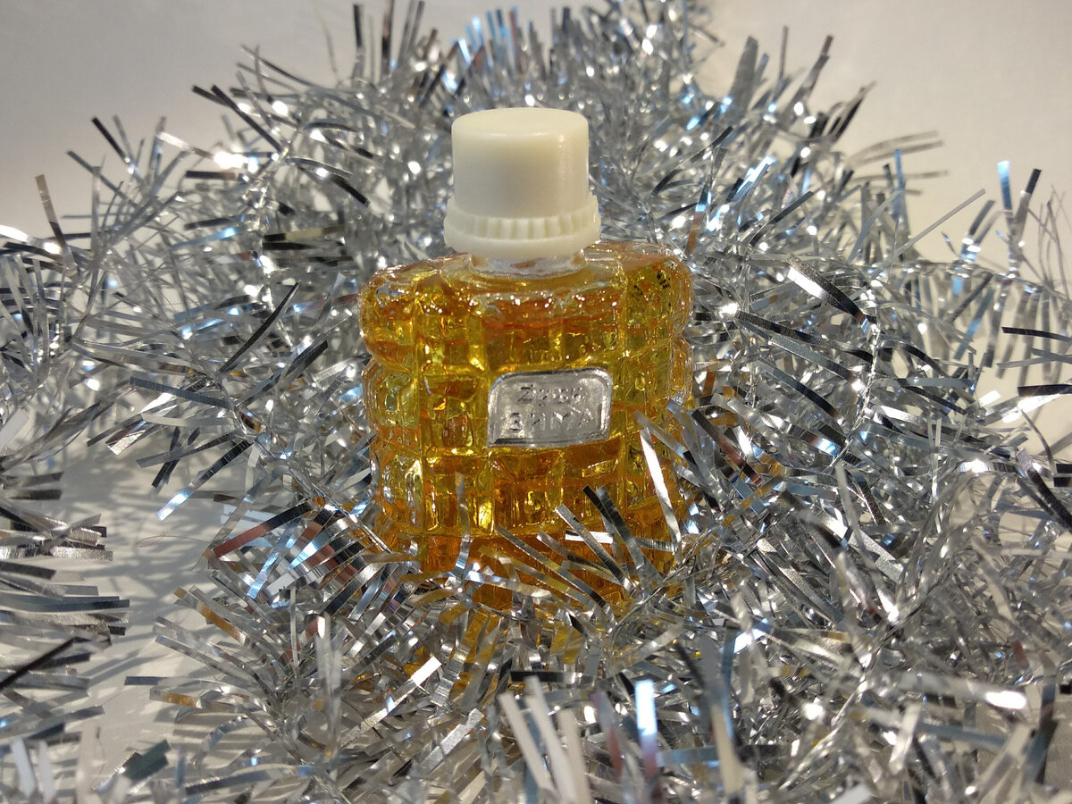 "Зима"  выпускалась Новой зарей исключительно в формате 10-мл миниатюры в составе  набора, который в разные годы назывался "Новогодний набор" и "Зимняя  фантазия". 