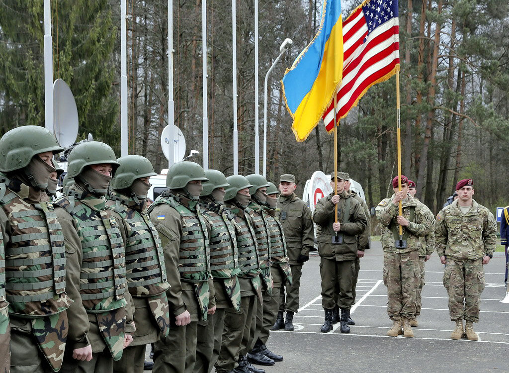 Признаки создания военной коалиции между Украиной и Америкой уже попали в фотообъективы корреспондентов. Враги русского мира особо и не скрывают, что на данном историческом этапе их интересы совпадают. Фото из открытых источников.