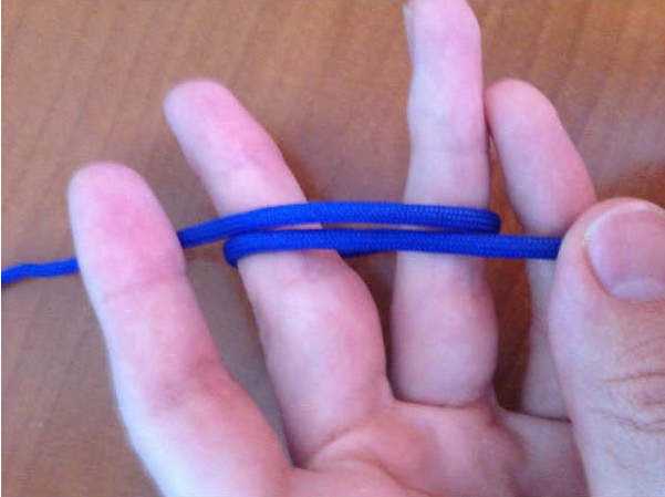 Берем один из шнуров и оборачиваем его вокруг руки.