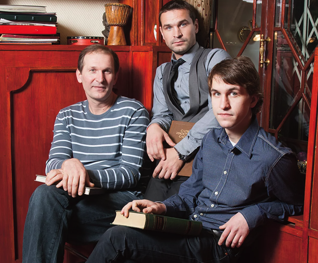 Добронравов федор продюсер. Два брата добронравов. Два брата добронравов. Два брата добронравов. Фёдор добронравов с сынов.