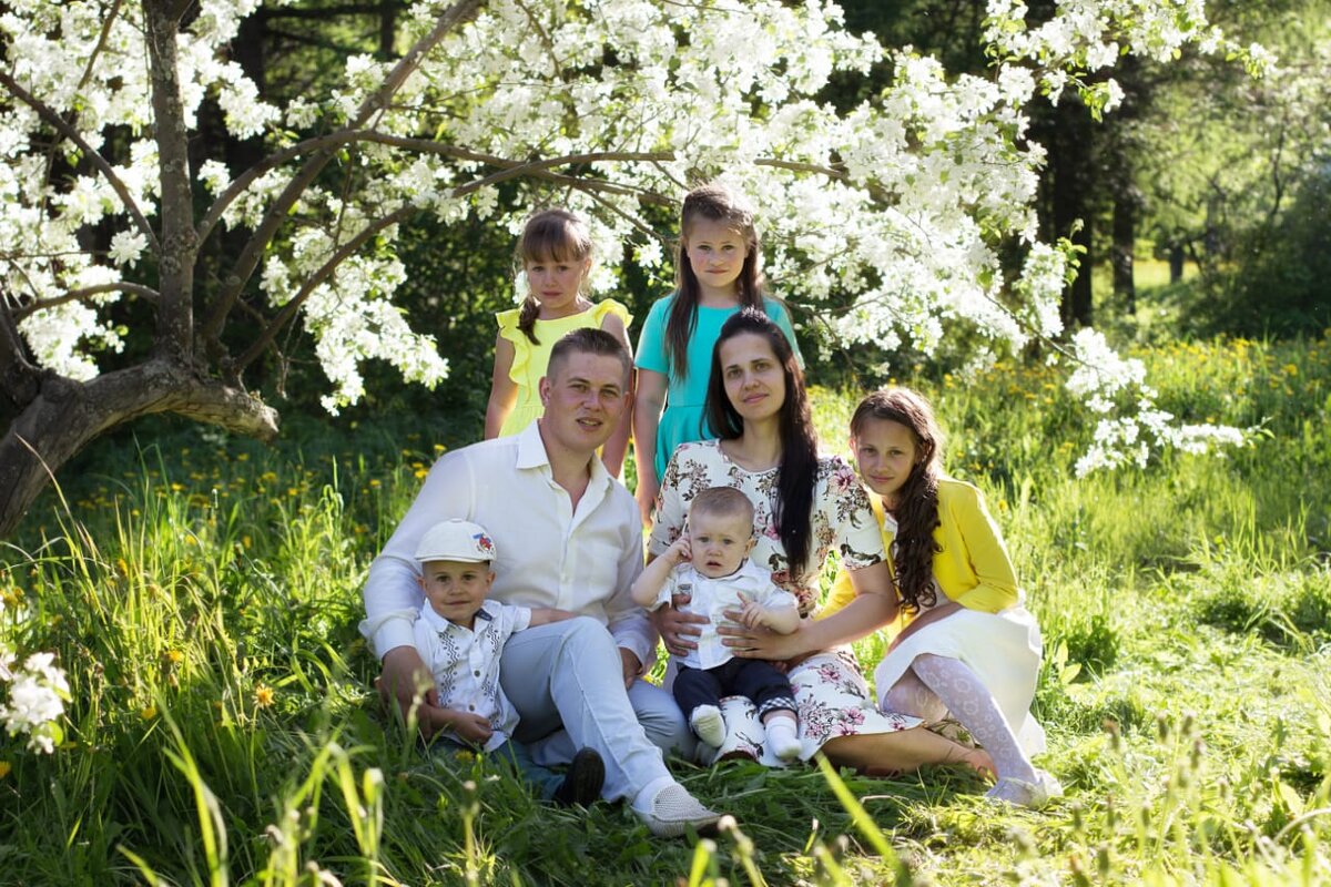 Жену у него зовут Таня, она старается зарабатывать в Орифлейм и почему-то уже который год у нее стабильный доход только 7 т.р. в месяц.  Дима занимается бурением земляных взысканий, вроде зарабатывает хорошо, но постоянно говорит, что нету денег. 