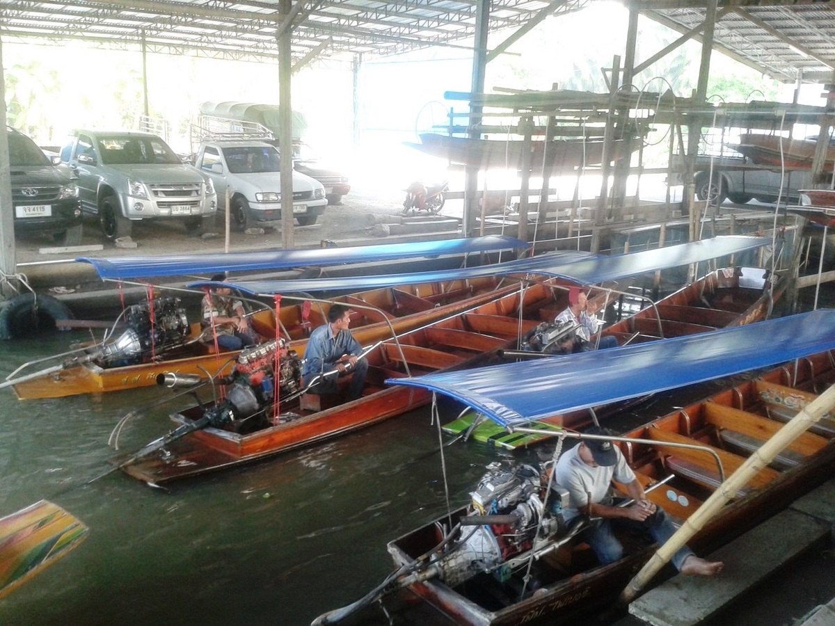 Плавучий рынок в Таиланде