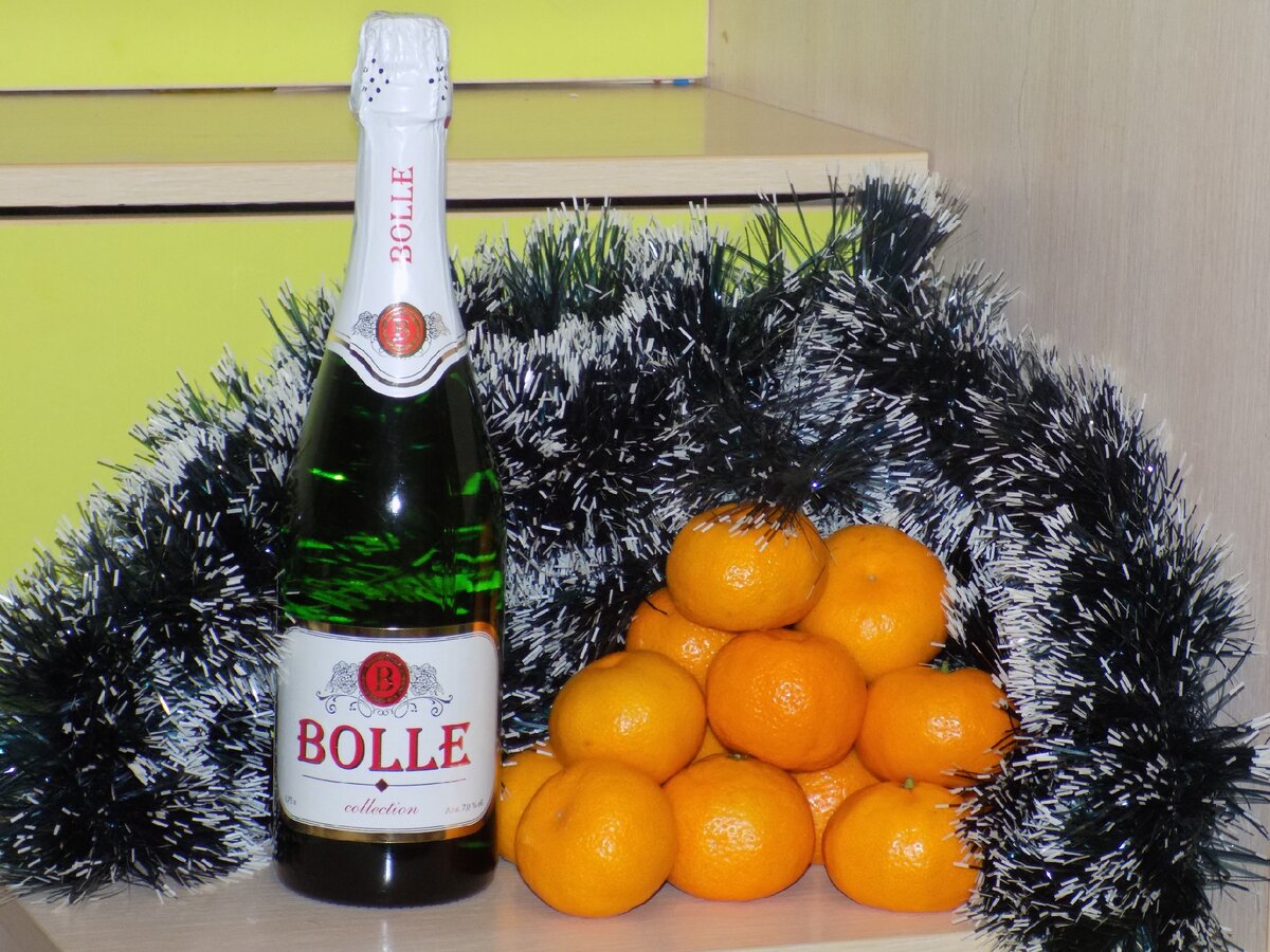 Бутылка шампанского и конфеты для создания новогодней елки