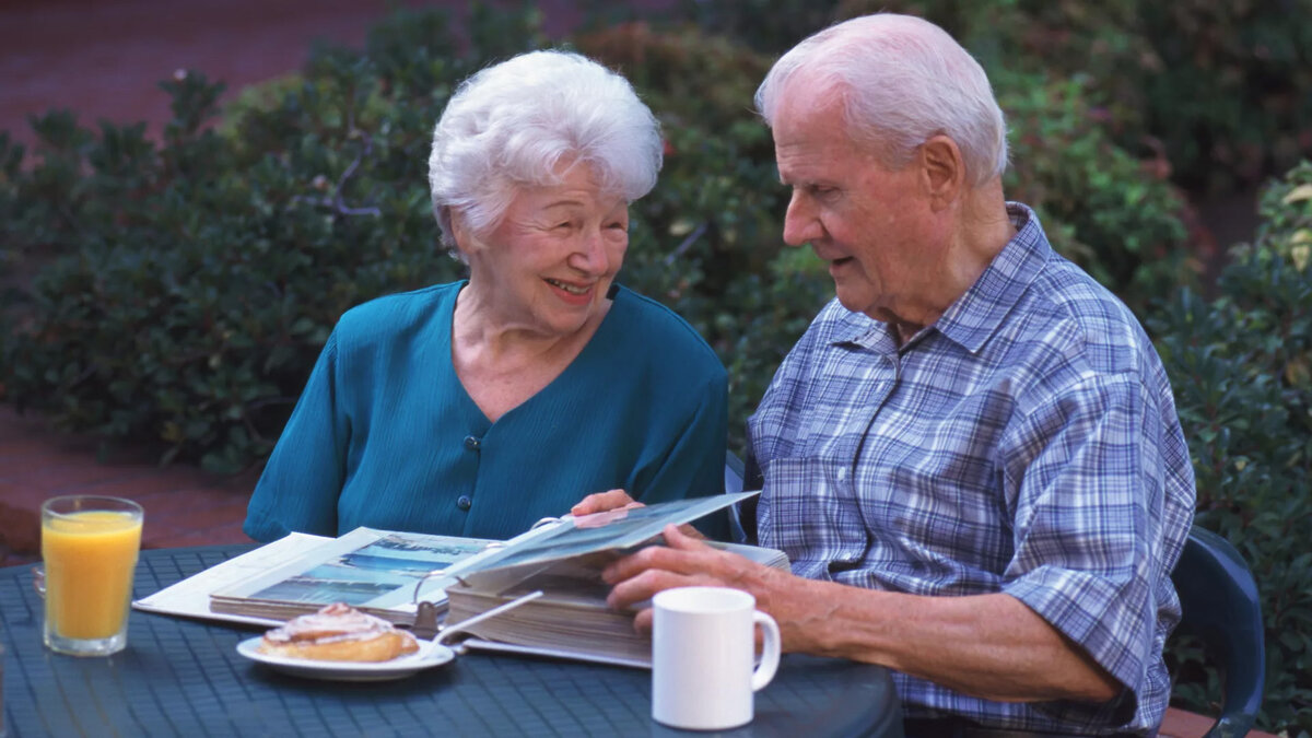 Путешествовать вместе в старости- прекрасно...