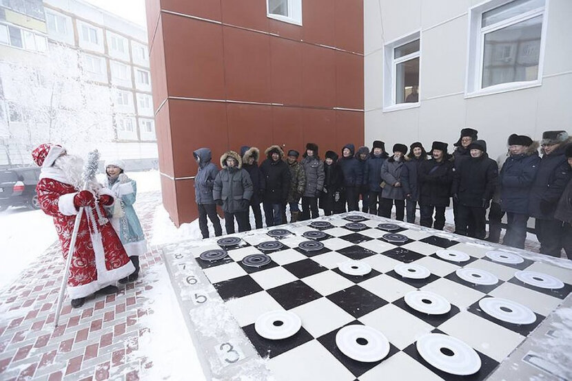  
На днях исполнилось 25 лет со дня открытия Якутского республиканского шашечно-шахматного центра. В честь этого события прошла необычная товарищеская встреча по игре в шашки… на 46-градусном морозе.
