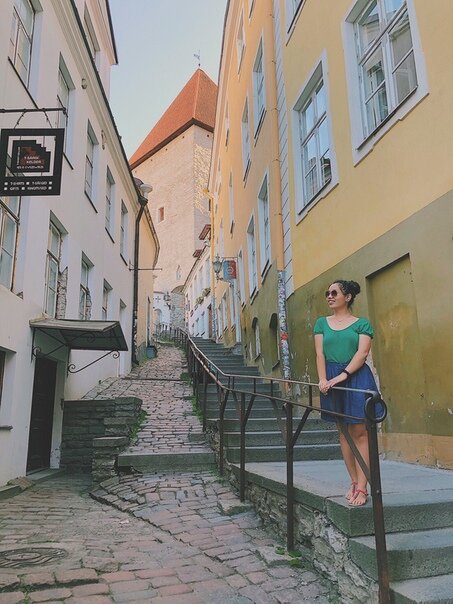 МОИ ПЕРВЫЕ ВПЕЧАТЛЕНИЯ О ТАЛЛИНЕ
⠀
- Удивительно, но абсолютно всех кого мы встретили, говорят на русском языке. Когда я училась и жила в Латвии, мне было сложно, потому что практически никто не говорил на русском в городе, либо делали вид, что не говорят. Здесь же, и в кафе, магазинах, на улицах, в парках говорят на русском. Ощущение, что находишься не в Эстонии, а в России. Кстати, здесь даже надписи по городу везде на русском;
⠀
- Тут мы не нашли ни одного бесплатного места, за исключением Музея марцепана. Ну его сложно назвать музеем, обычный очень маленький магазин с небольшим выбором марцепана. Если Вы знаете какие-то бесплатные места в Таллине, я буду Вам очень признательна и благодарна;
⠀
- А Вы знали что здесь для местных общественный транспорт бесплатный? Я даже не знаю, радоваться за них, или расстраиваться, что у нас не так? Было бы очень здорово;
⠀
- Очень мало людей, даже в центре. Хотя мы находимся здесь наверное в самый сезон;
⠀
- Редко встречаются супермаркеты и бюджетные кафе, порой приходится подолгу искать, поэтому набираем полный рюкзак еды перед прогулкой в городе;
⠀
- Бесплатного wi-fi в Таллине практически нет;
⠀
- В городе сложно найти бесплатный туалет, даже в торговых центрах, поэтому пользуйтесь в Макдоналдсах. Хотя там тоже не совсем бесплатно, а по чеку, надо делать заказ;
⠀
- Бывшие промышленные районы переделаны под модные современные арт-пространства и кварталы. Тут тусуется молодежь и туристы, заведения с разнообразной кухней. Есть ресторан расположившийся в старых железнодорожных вагонах;
⠀
- Климат здесь очень схож в петербургским, постоянно меняется погода, влажный воздух;
⠀
- В магазинах неприветливый и недоброжелательный персонал. За это время с нами нигде не поздоровались и даже в конце стоимость не сказали, мол смотрите на экран сколько вышло. Работают очень медленно. Эстония давно присоединилась к Европейскому союзу, а замашки у них остались до сих пор советские;
⠀
- В кафе и разных местах не знают на каком языке к нам обращаться. Тут же персонал друг у друга начинает спрашивать на русском языке при нас «Кто тут говорит на английском?», в одном общепите на нас подумали, что мы из Лаоса.

#турист #отпуск #путешественник