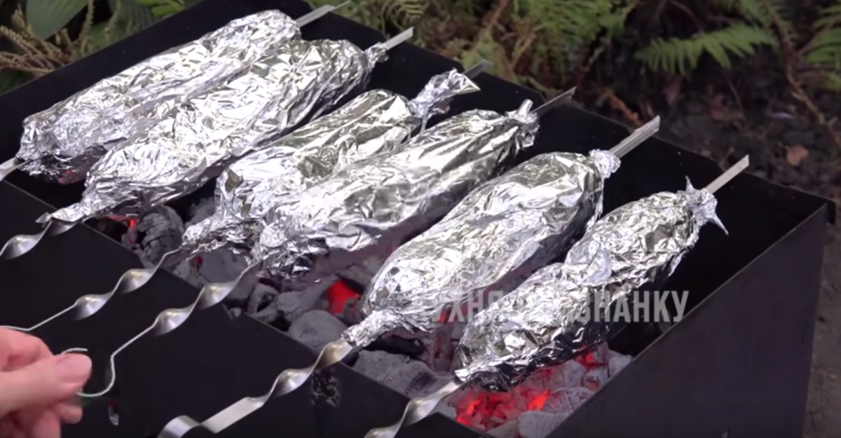 Фольга для запекания матовая и блестящая. Фольга блестящей стороной внутрь или наружу. Фольга в руке. Фольга блестящей стороной внутрь или наружу. Правильная сторона фольги.