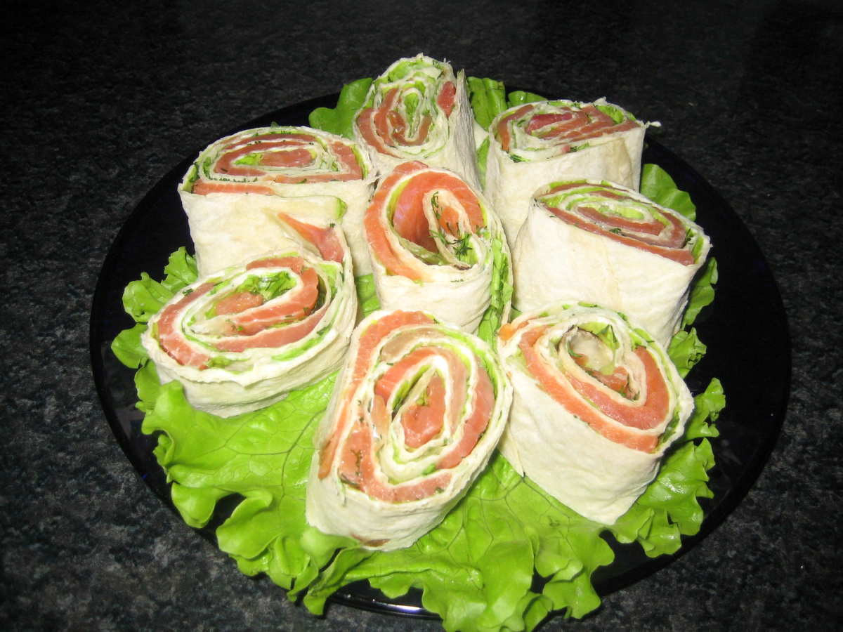 Это рулет из лаваша с форелью.