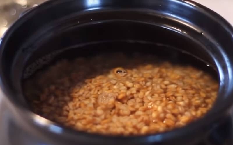 Пшеницу предварительно замачиваем на ночь. Крупу высыпаем в кастрюлю и заливаем горячей водой, чтобы крупа была покрыта примерно на 1 сантиметр и варим примерно 1 час.