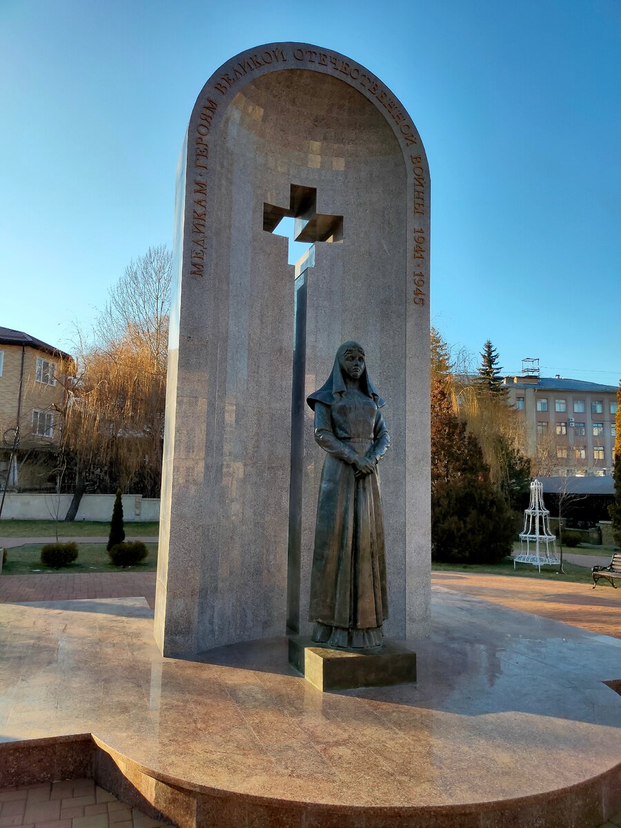 Памятник медикам