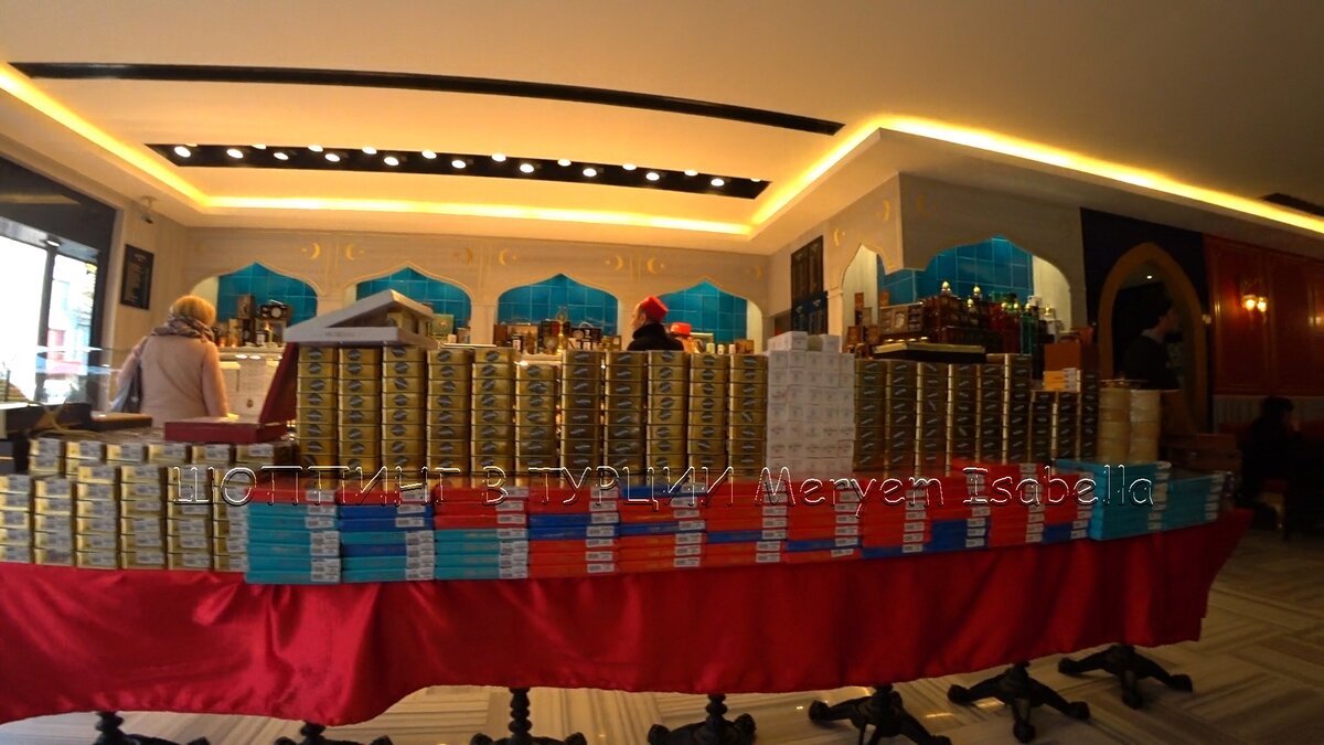 Сувенирной продукции - гора в центре кофейни.