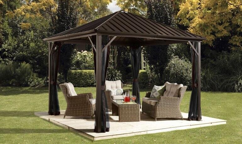 Беседка на участке. Зона отдыха.