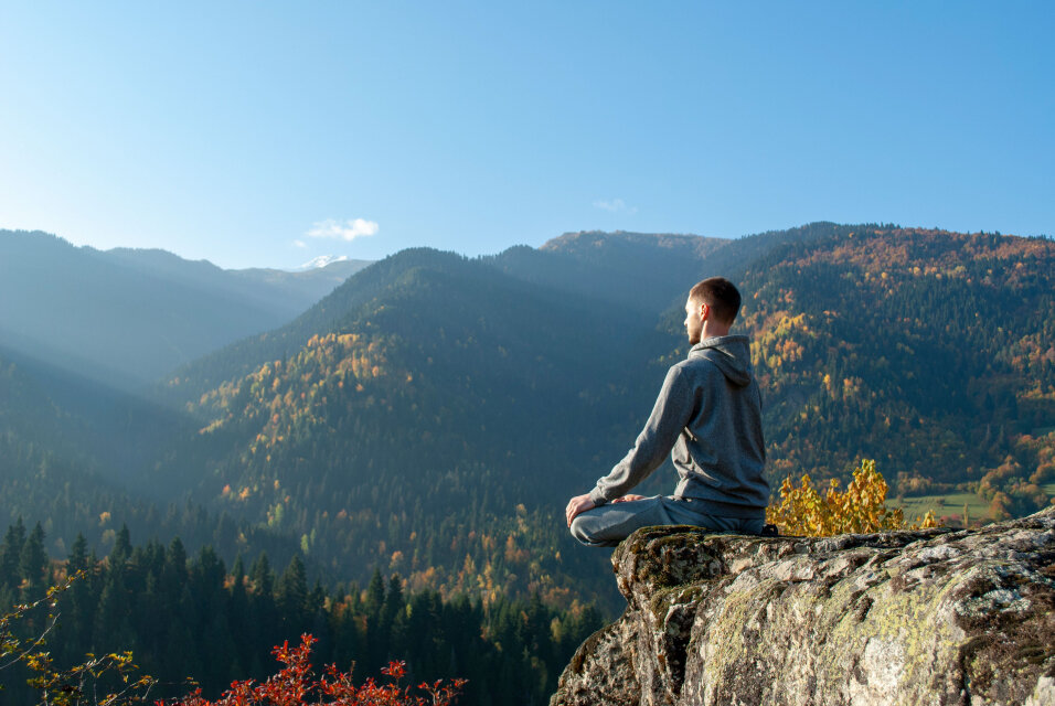 Медитация гора. Медитация в горах. Фотосессия в горах. Человек в горах. Мужчина медитирует в горах.