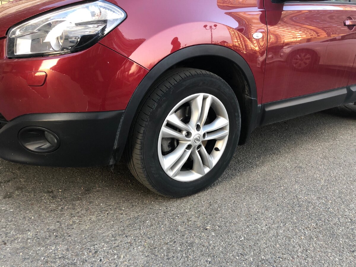 На улице сухая погода около нуля градусов. Вы бы меняли резину при таких погодных условиях?