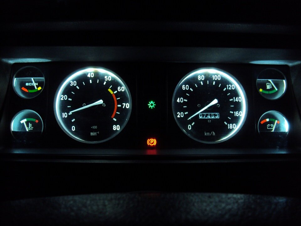 В темноте смотрится не плохо. Яркость подсветки можно регулировать.