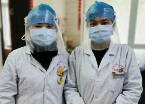 Обратите внимание, что доктора сделали свои маски из обычных обложек папок для документов