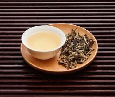 Белый чай имеет много свойств, которые помогают контролировать уровень холестерина.
