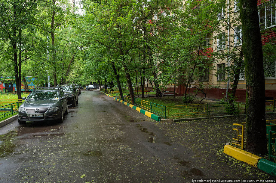 Приблизительно так, только еще пешеходная тропинка (картинка из yandex)