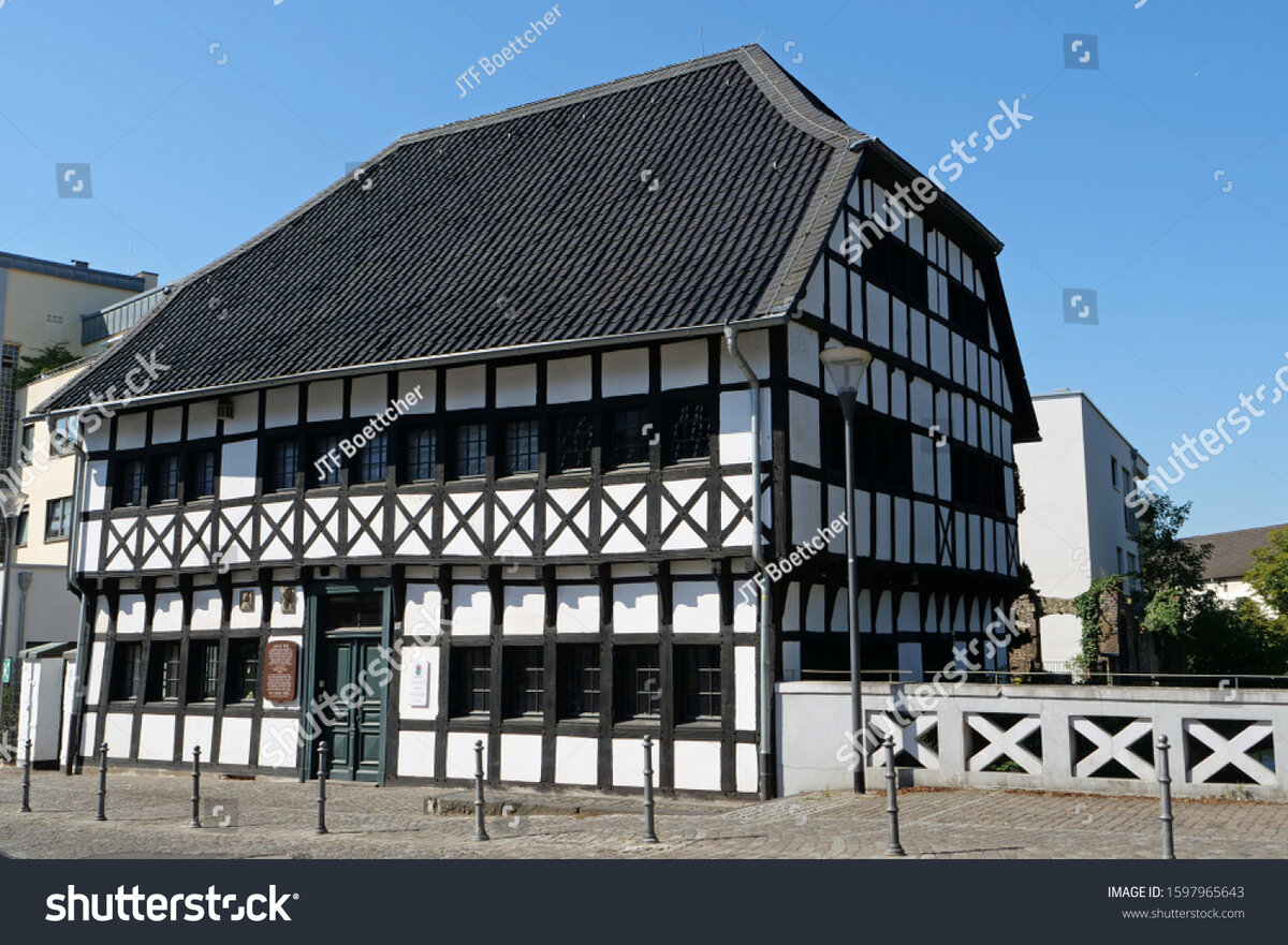 Это конечно же не то здание))) Мое творение теперь далеко от меня.