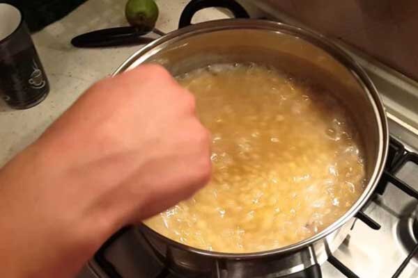 
Горох необходимо варить до того момента пока он не превратится в кашу.
Проверить это можно достав горох ложкой и выложив пару горошын на руку. Раздавите пальцем на ладони, горох должен легко развалиться
Сливаем воду. Даем гороху остыть.
Для того чтобы сделать хорошую качественную мостырку и для того чтобы она получилась нам надо полностью измельчить этот горох. Для измельчения гороха хорошо подойдет обычный блендер.
Выкладываем нашу с вареную гороховую кашу в блендер и измельчаем горох до пюре образного состояния.
После получения однородной массы выкладываем ее обратно в кастрюлю.
Далее берем вторую кастрюльку и насыпаем в нее 4-5 столовых ложек манки. Добавляем воды и все перемешиваем. Добавить воды необходимо столько чтобы манка покрылась полностью водой. Варим на плите на маленьком огне.
После того как манка впитала всю воду и обрела пюре образное состояние в нее необходимо добавить наше гороховое пюре. Пюре имеет очень ярко выраженный аромат.