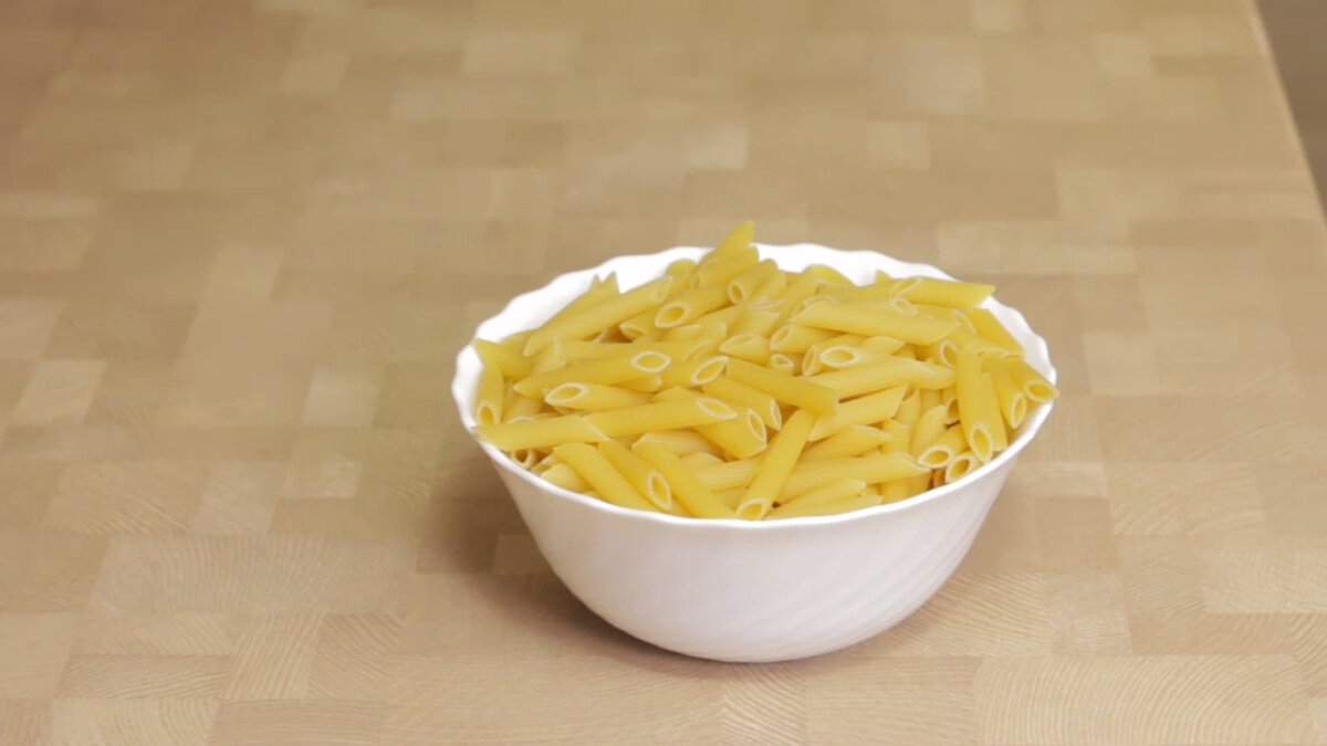 Макароны с сыром и помидорами в микроволновке. Макароны с сыром в микроволновке. Макароны с сыром в микроволновке за 5 минут. Mac and cheese в микроволновке. Как сварить макароны в микроволновке.